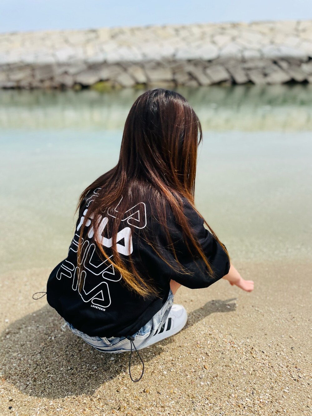 ブラック系のTシャツ/カットソー、ブルー系のパンツ、ホワイト系のスニーカーを着用したキッズの春コーディネートの4枚目の写真