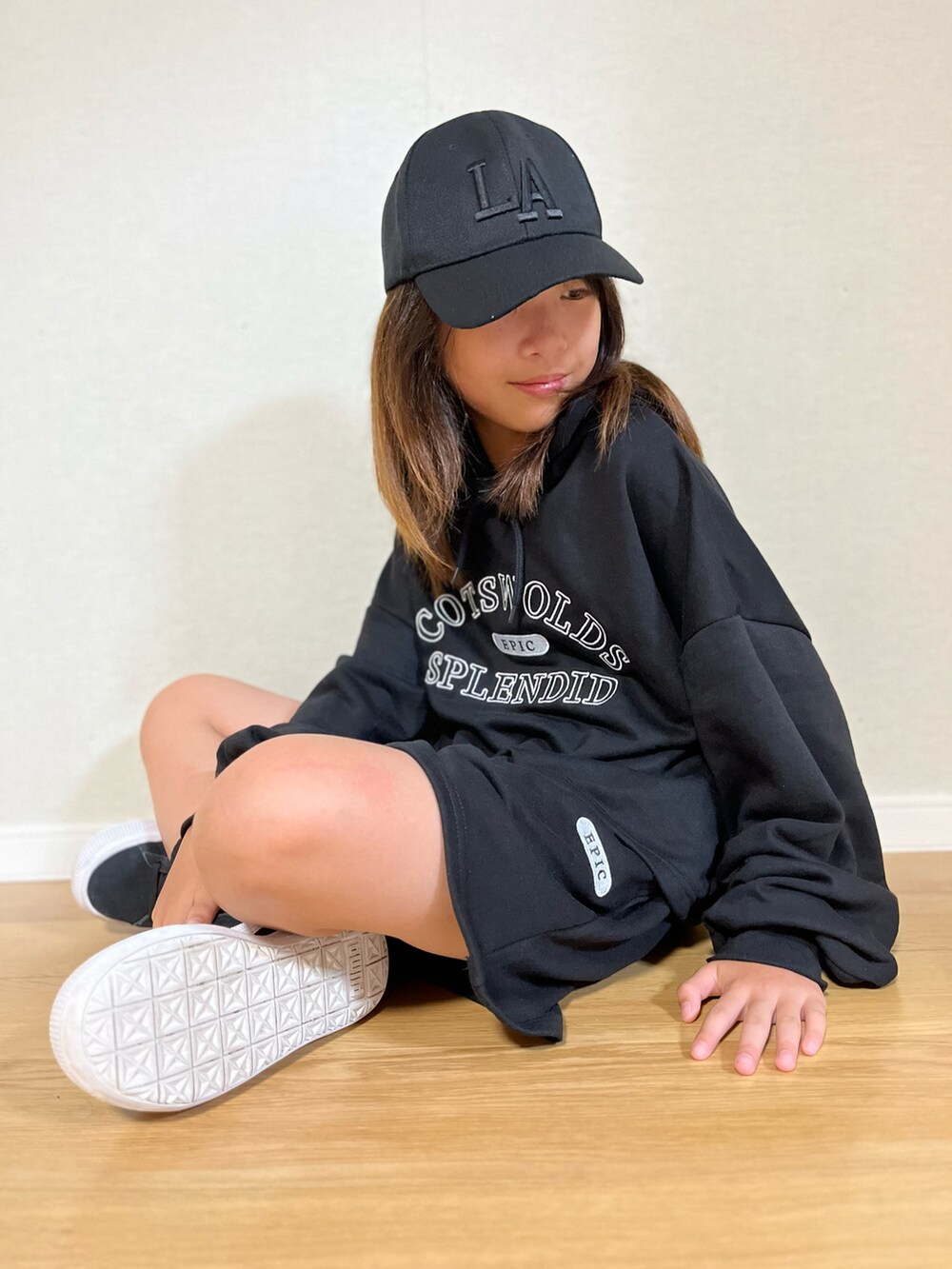 ブラック系のワンピース、ブラック系のスニーカー、ブラック系のソックス/靴下を着用したキッズの秋コーディネートの4枚目の写真