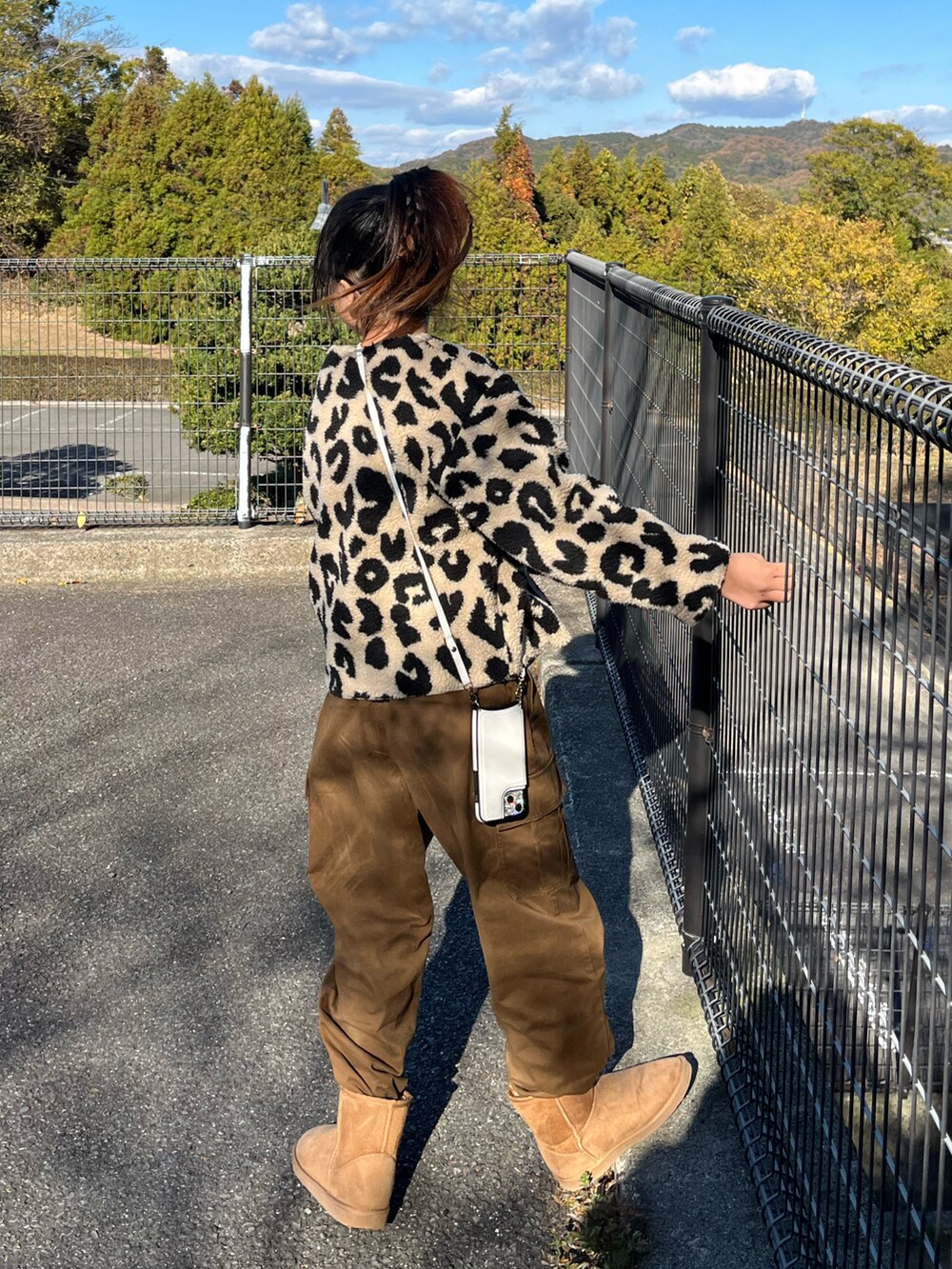 「冬コーデ、カーゴパンツ、ブーツ、カジュアルコーデ、冬アウター、レオパード、ブラウン、マイベストコーデ2023、クリスマスに着たい服、休日スタイル、めがね」｜「GUのアイテム（カーゴパンツ、ブラウン系）」を使った、naaaさん（キッズ・146cm）の冬コーディネートの2枚目の写真