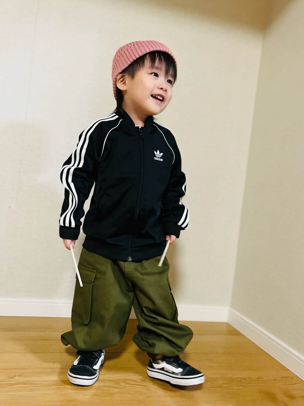 「カーゴパンツ、ジャージ、adidas、アディダスジャージ、ニット帽、ピンク、スニーカー、プチプラ、ストリート、秋コーデ」｜「petit mainのコットンビーニー（ニットキャップ/ビーニー、ピンク系）」を使った、naaaさん（キッズ・146cm）の秋コーディネートの4枚目の写真