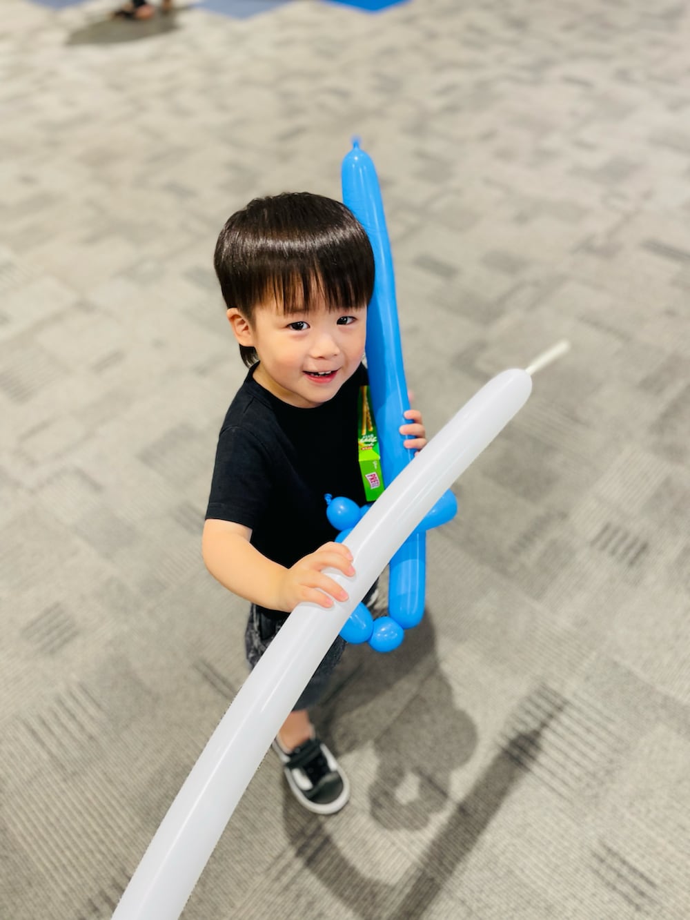 ブラック系のTシャツ/カットソー、ブラック系のパンツを着用したキッズの夏コーディネートの4枚目の写真