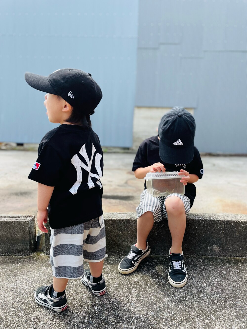 ブラック系のTシャツ/カットソー、ブラック系のその他パンツ、その他のその他パンツを着用したキッズの夏コーディネートの2枚目の写真