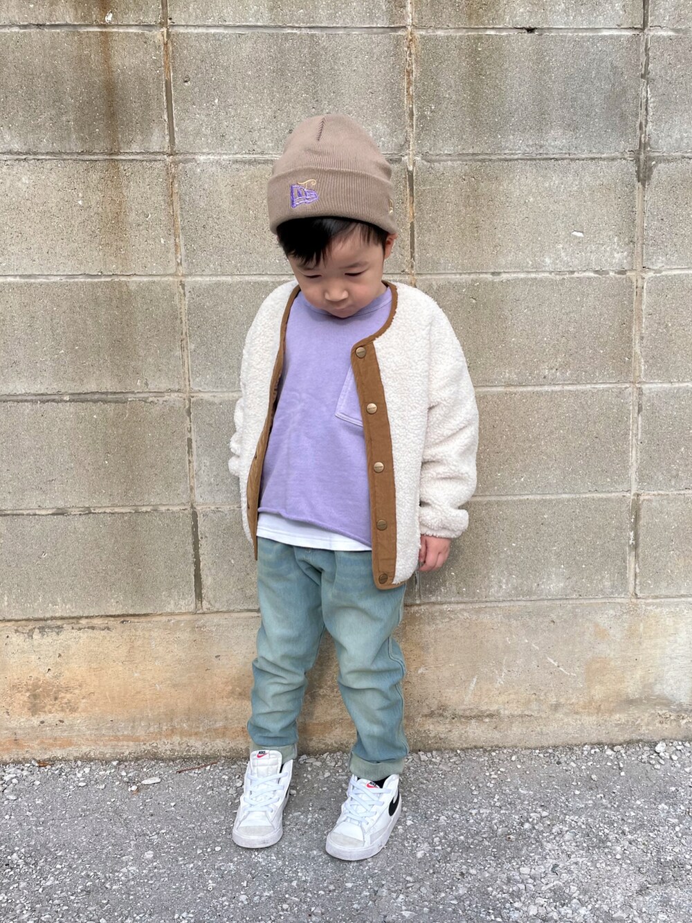 パープル系のスウェット、ブルー系のスウェットパンツ、ホワイト系のスニーカーを着用したキッズの冬コーディネートの3枚目の写真