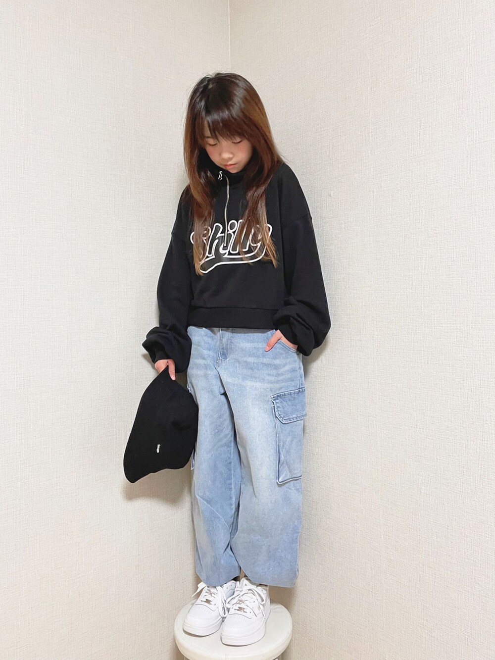 「カーゴパンツ、ワイドパンツ、デニム、バケットハット、スニーカー、ロゴスウェット、シンプルコーデ、ビッグシルエット、WEGO、repipi armario、Hanes、3年生、9歳、ストリート」｜「Honeysのコーデュロイバケット（ハット、ブラック系）」を使った、naaaさん（キッズ・142cm）の冬コーディネートの3枚目の写真