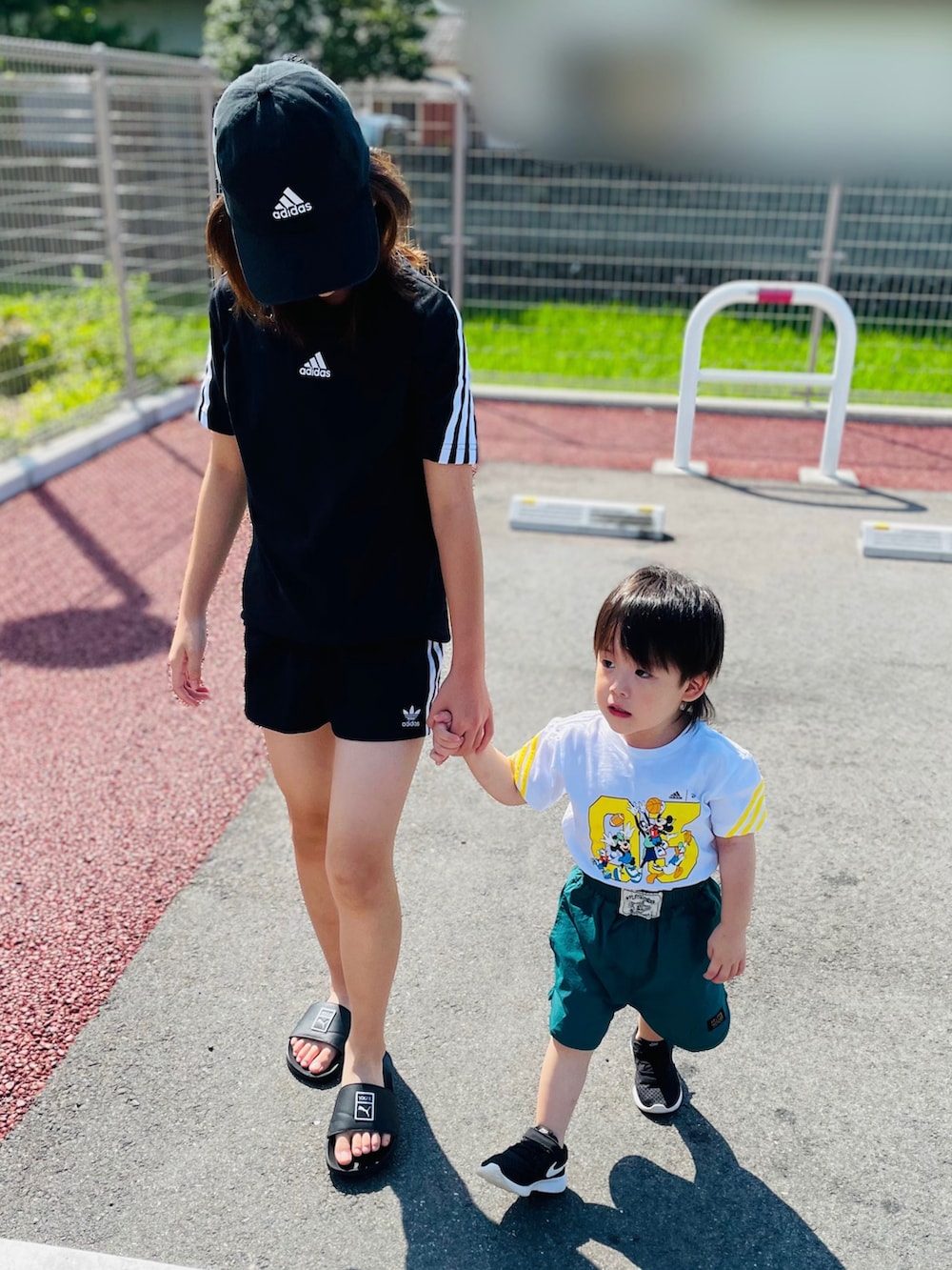 ブラック系のサンダル、ブラック系のTシャツ/カットソー、ブラック系のその他パンツを着用したキッズの夏コーディネートの3枚目の写真