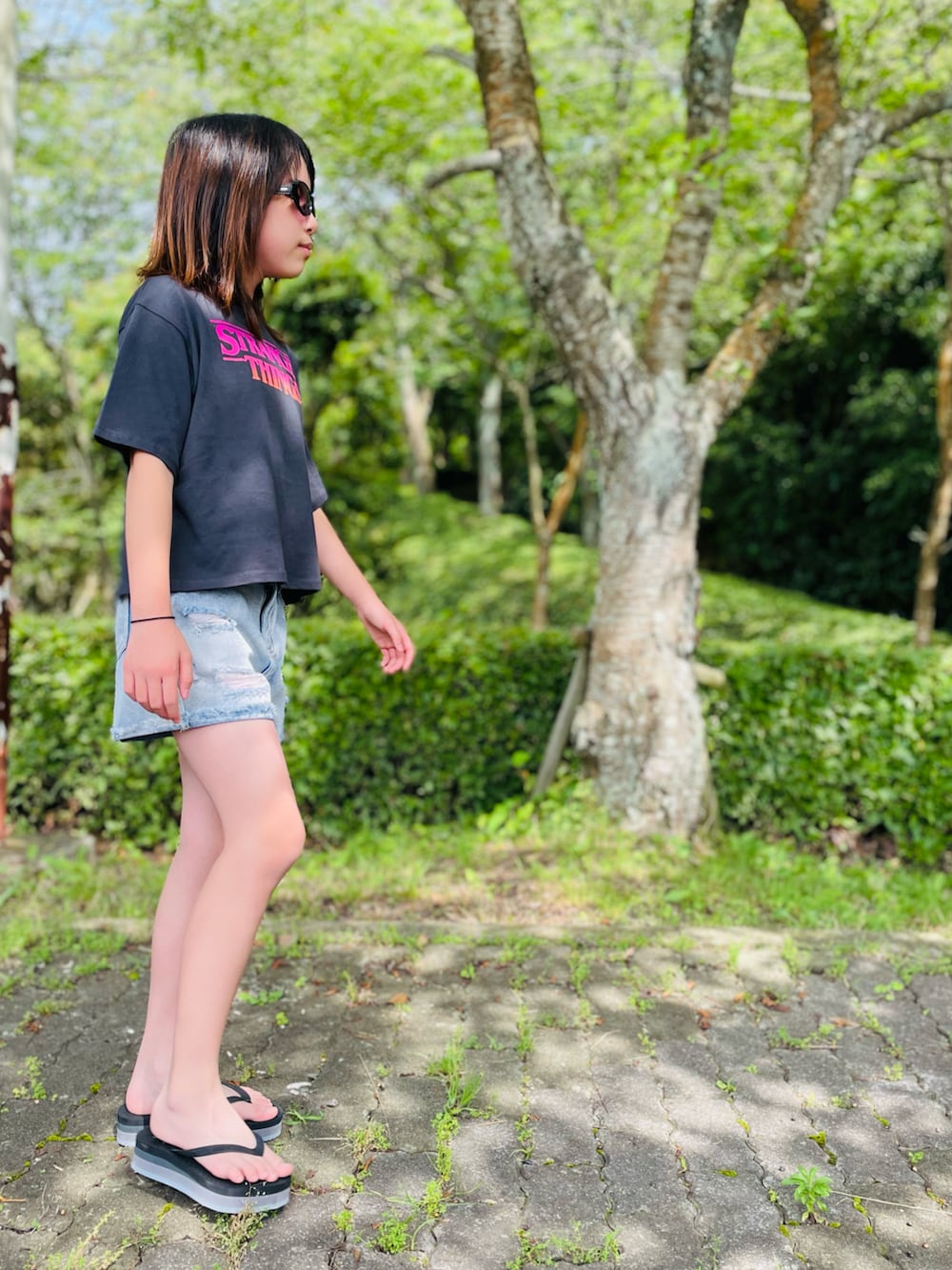 ブラック系のサンダル、ブルー系のパンツ、グレー系のTシャツ/カットソーを着用したキッズの夏コーディネートの4枚目の写真