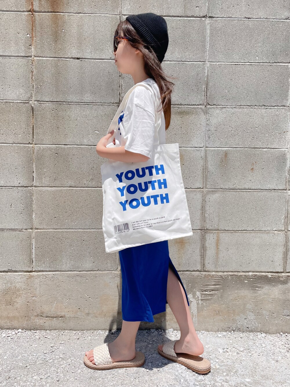 「夏コーデ、ブルー、ビタミンカラー、トートバッグ、スカート、サンダル、休日スタイル、白Tシャツ、ロゴT、カジュアルコーデ、セットアップ、サングラス、SHEIN、プチプラ、韓国コーデ」｜「SHEINのアイテム（セットアップ、ブルー系）」を使った、naaaさん（キッズ・133cm）の夏コーディネートの2枚目の写真