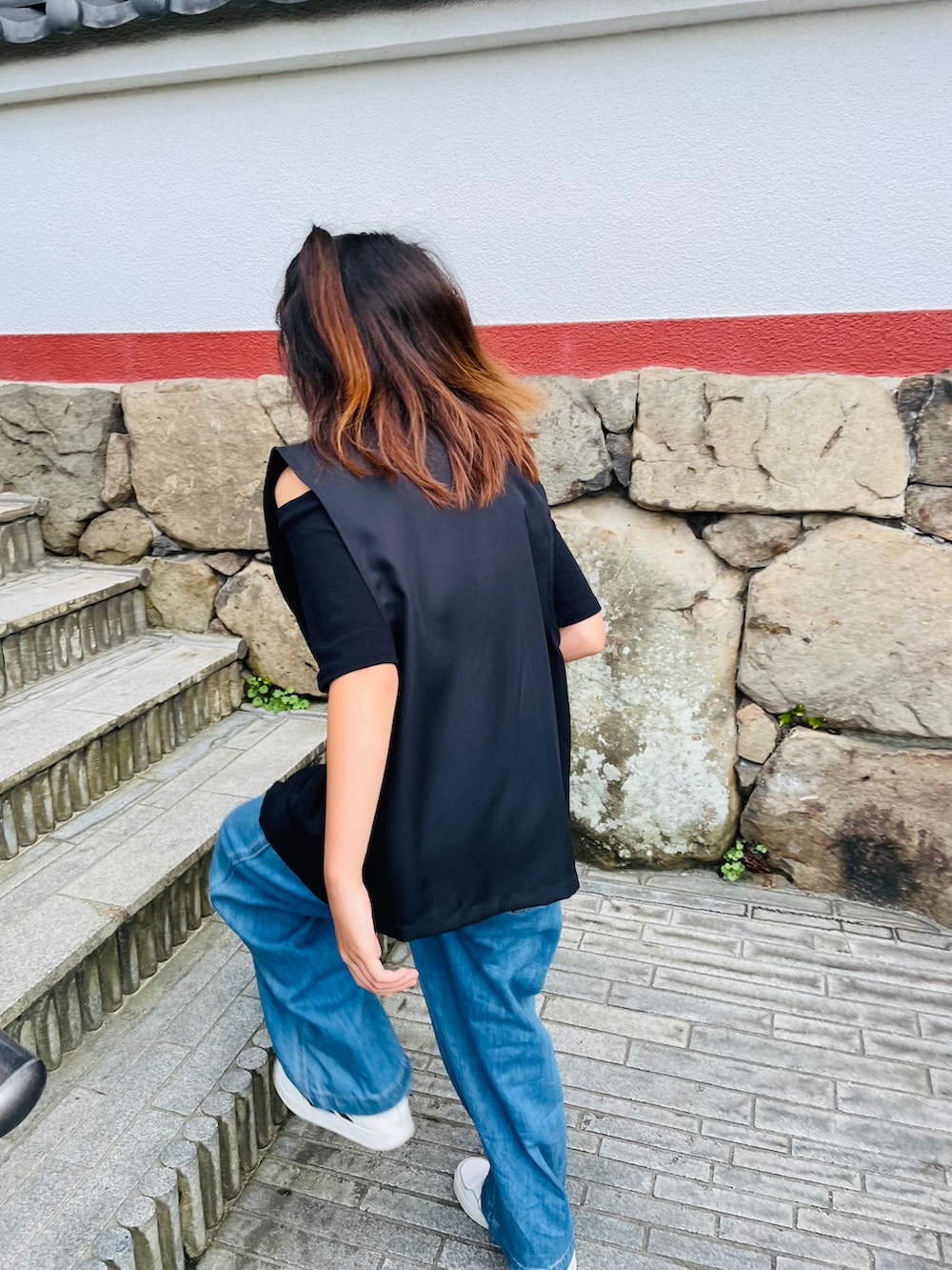 ブラック系のTシャツ/カットソー、ブルー系のデニムパンツ、ブラック系のベストを着用したキッズの夏コーディネートの3枚目の写真