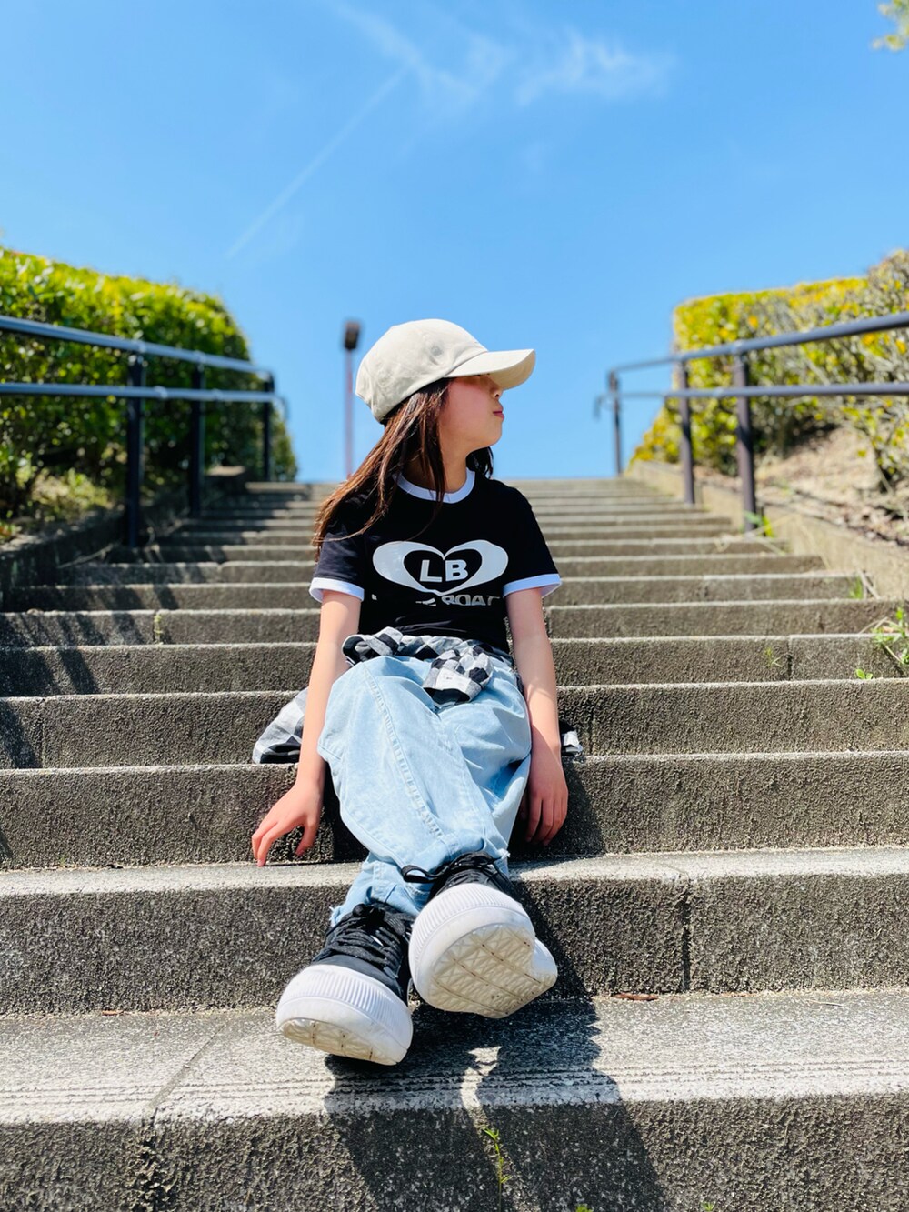 ブラック系のTシャツ/カットソー、ブルー系のパンツ、ブラック系のスニーカーを着用したキッズの春コーディネートの3枚目の写真