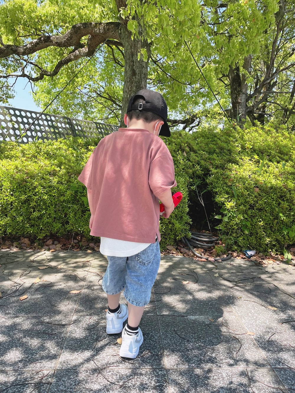 ブラウン系のTシャツ/カットソー、ブルー系のその他パンツ、ホワイト系のスニーカーを着用したキッズの春コーディネートの2枚目の写真