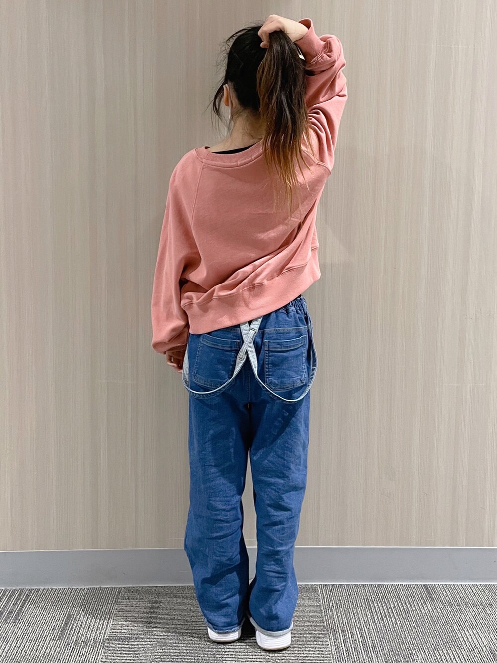 「春コーデ、春カラー、ピンク、ゆるコーデ、シンプルコーデ、デニム、GU、ショルダーバッグ、スウェット、クロップドトップス、プチプラ、ナベ部 好きな具材なに?!」|「GUのアイテム(スウェット、ピンク系)」を使った、naaaさん(キッズ・130cm)の冬コーディネートの2枚目の写真