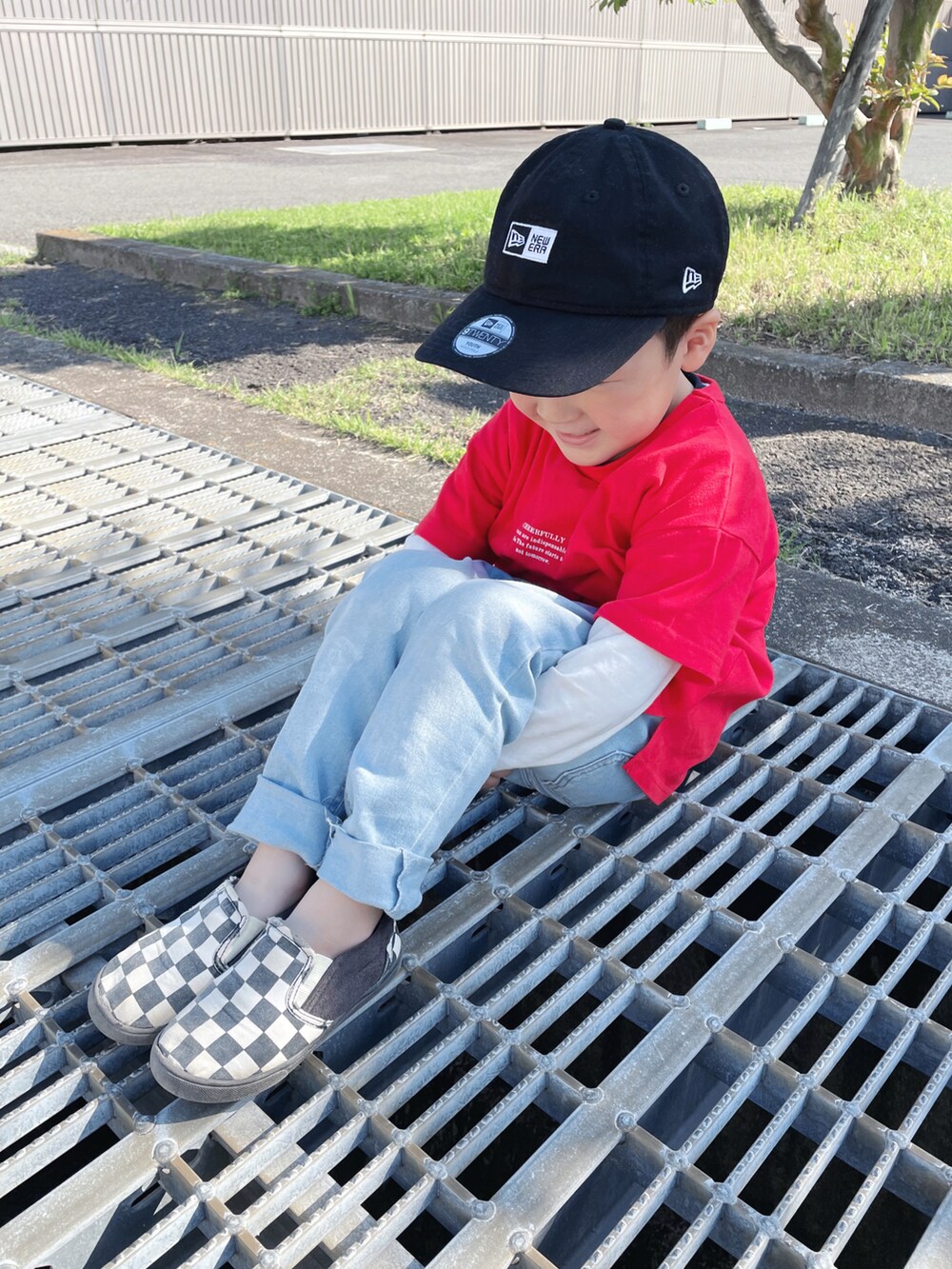 レッド系のTシャツ/カットソー、ブルー系のその他パンツ、その他のスリッポンを着用したキッズの春コーディネートの2枚目の写真