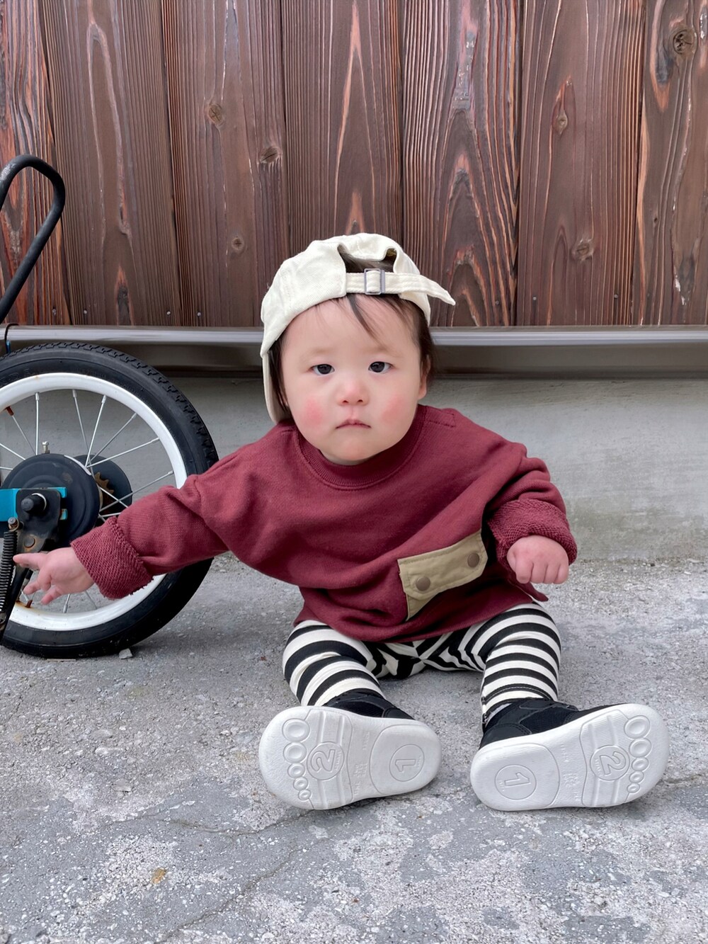 レッド系のスウェット、その他のその他パンツ、ブラック系のスニーカーを着用したキッズの冬コーディネートの2枚目の写真