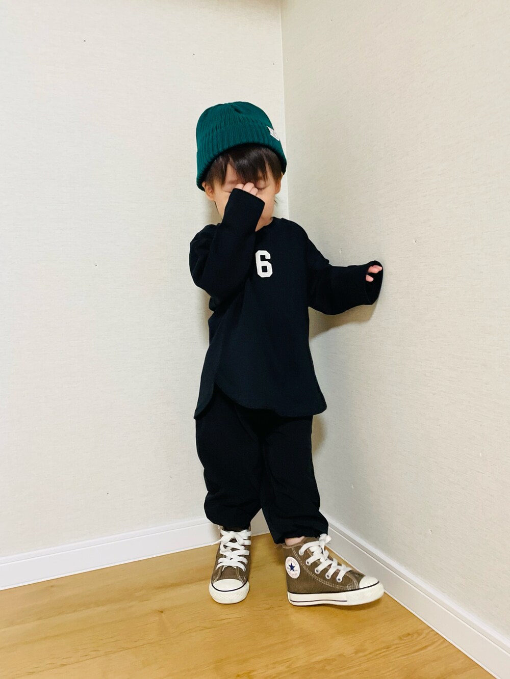 ブラック系のカーゴパンツ、ブラウン系のスニーカー、ブラック系のTシャツ/カットソーを着用したキッズの秋コーディネートの2枚目の写真