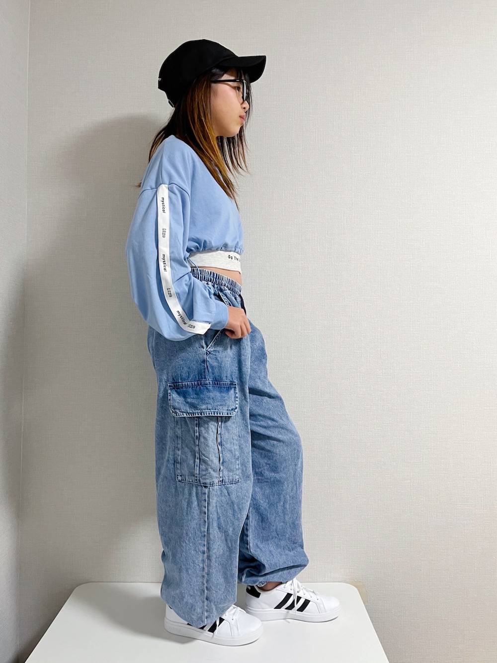 ブルー系のワンピース、ブルー系のカーゴパンツ、ホワイト系のスニーカーを着用したキッズの冬コーディネートの2枚目の写真