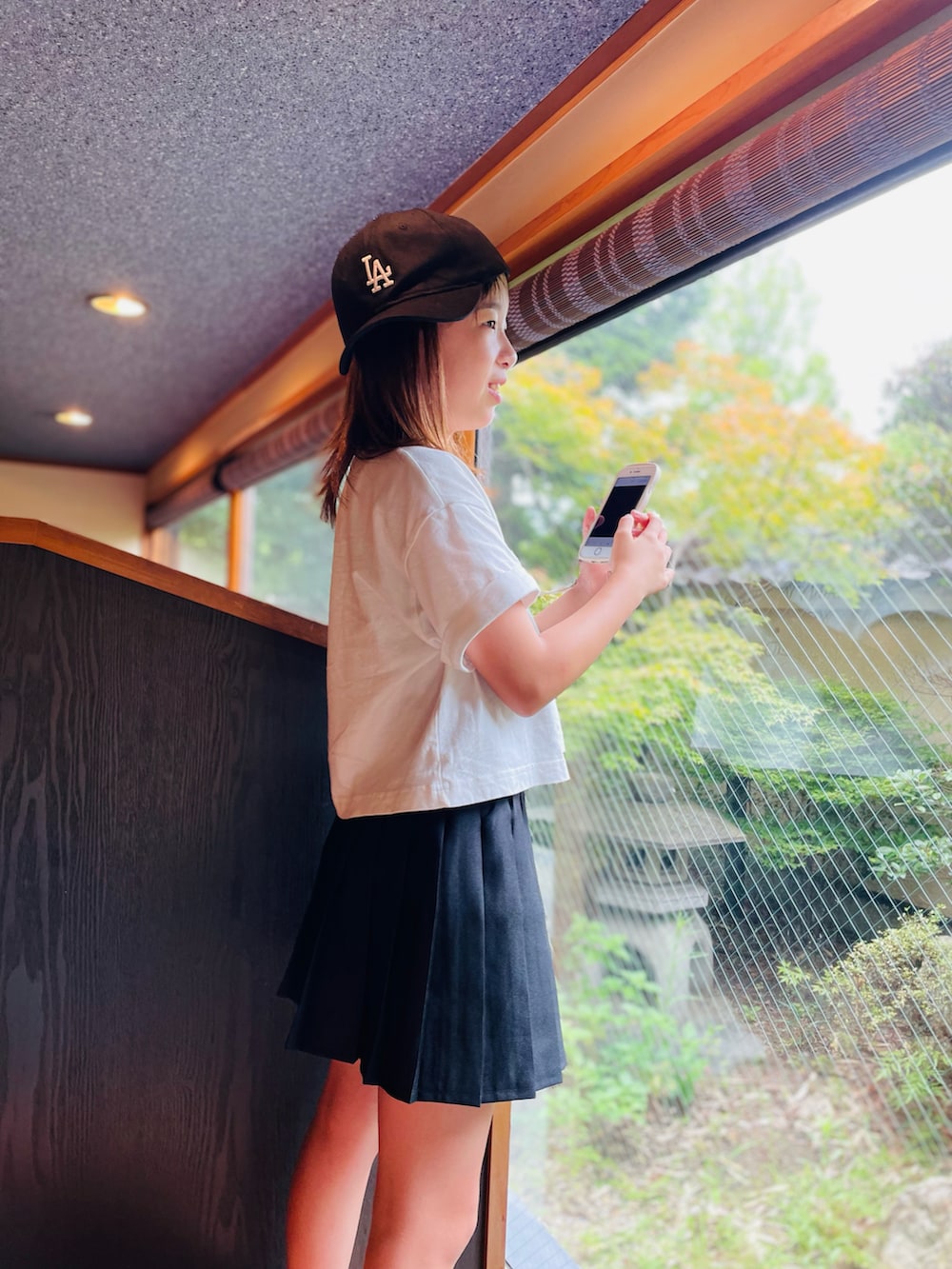 「夏コーデ、プリーツスカート、プチプラ、モノトーン、スカート、みんなの白Tフェス、ロゴT、通学コーデ、カジュアル」｜「PUMAのPUMA プーマ ウィメンズ PUMA x VOGUE 2 リードキャット 2.0 サンダル（サンダル、ブラック系）」を使った、naaaさん（キッズ・143cm）の夏コーディネートの3枚目の写真