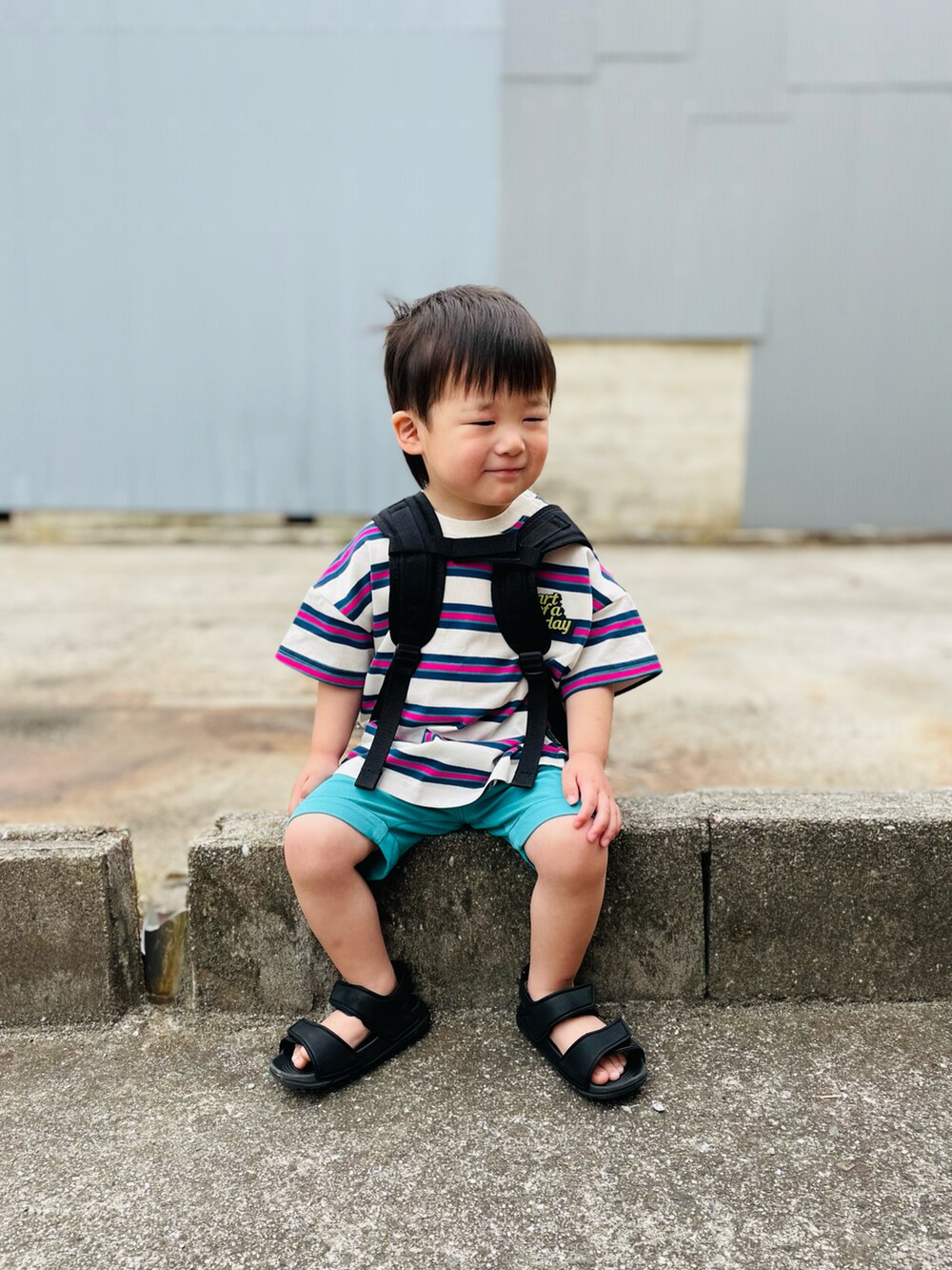 ブラック系のバックパック/リュック、パープル系のTシャツ/カットソー、ブルー系のその他パンツを着用したキッズの夏コーディネートの3枚目の写真