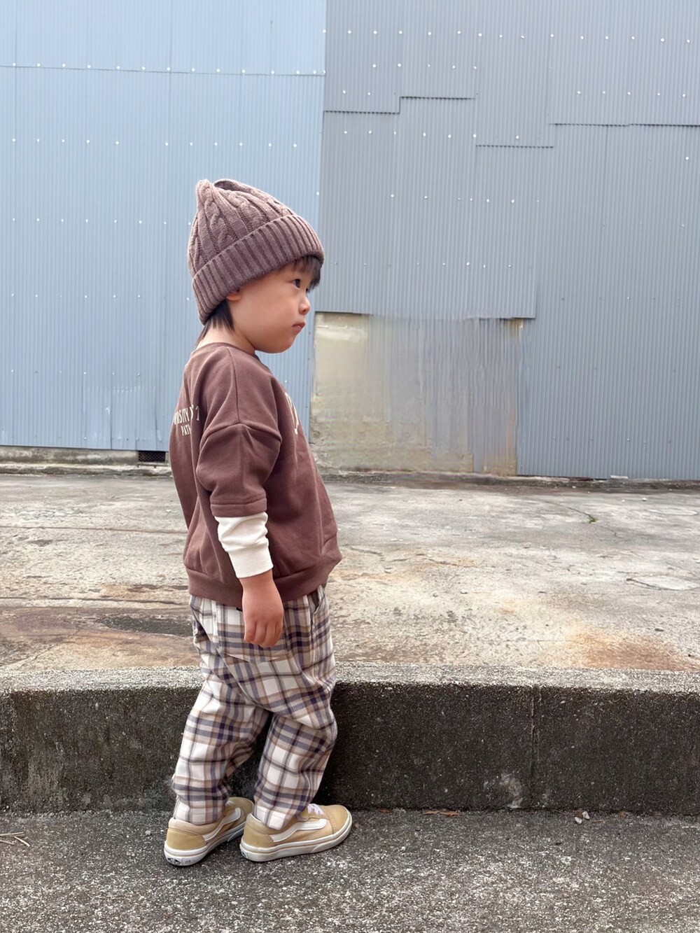 ホワイト系のその他パンツ、ブラウン系のスウェット、ブラウン系のニットキャップ/ビーニーを着用したキッズの冬コーディネートの3枚目の写真