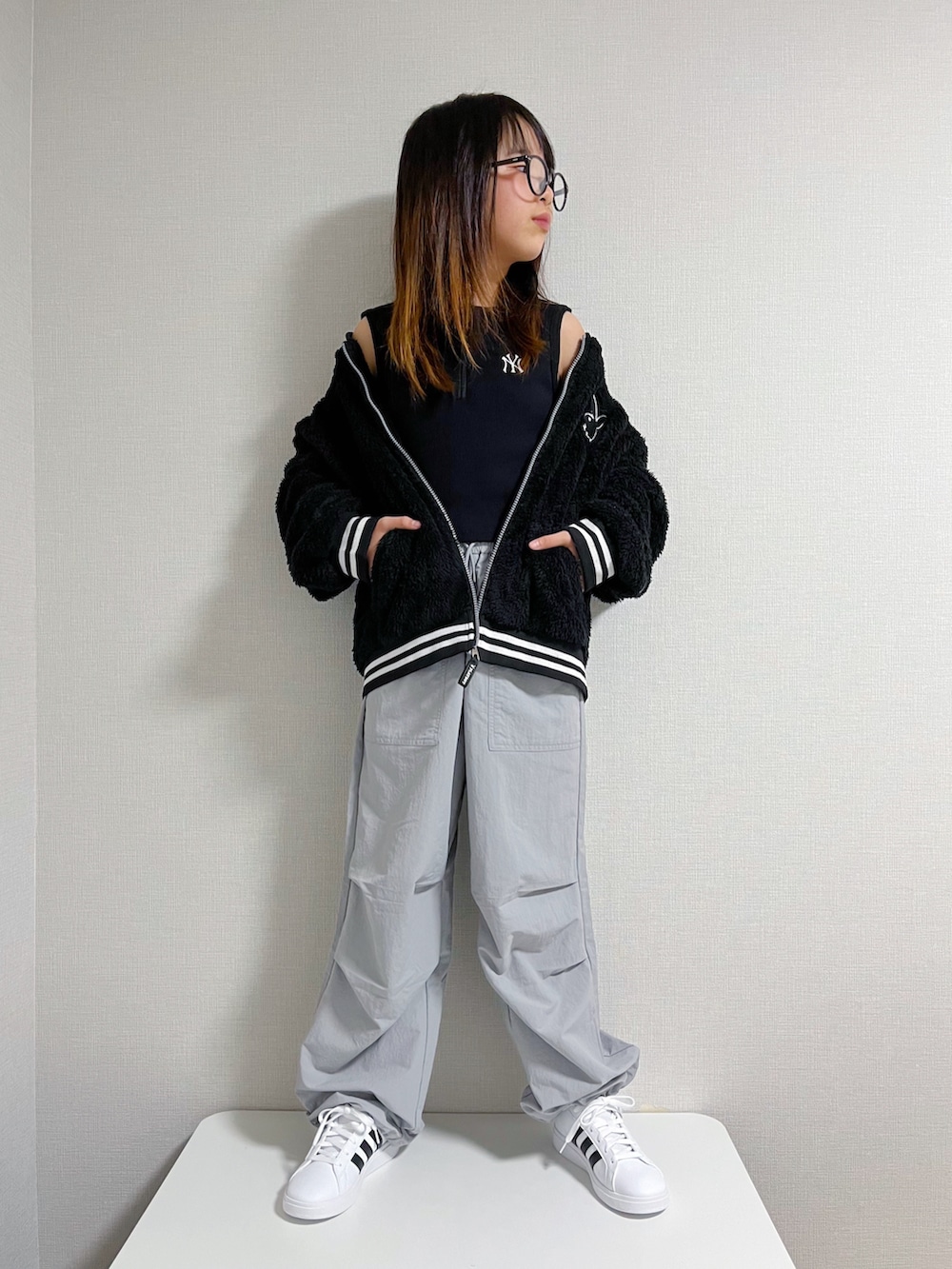 「めがね、お出かけコーデ、休日スタイル、冬コーデ、ペールトーン、淡色コーデ、スニーカー、パラシュートパンツ、ストリート、冬春コーデ、プチプラ、春カラー」｜「GUのアイテム（パンツ、グレー系）」を使った、naaaさん（キッズ・146cm）の冬コーディネートの3枚目の写真