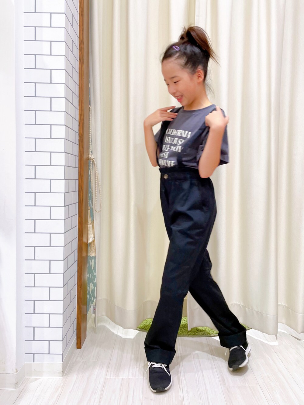 「秋服準備はじめました、カジュアルコーデ、モノトーン、モード、休日スタイル、Branshes、GU、プチプラ、サロペット、ブラック、小学生、3年生、タックイン、ハイウエスト」｜「GUのアイテム（Tシャツ/カットソー、グレー系）」を使った、naaaさん（キッズ・134cm）の夏コーディネートの2枚目の写真