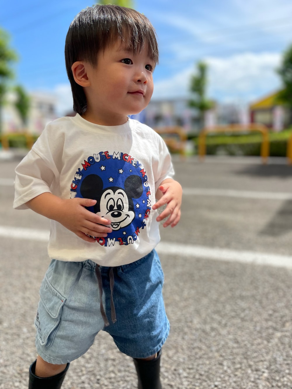 ブルー系のその他パンツ、ホワイト系のTシャツ/カットソーを着用したキッズの夏コーディネートの3枚目の写真