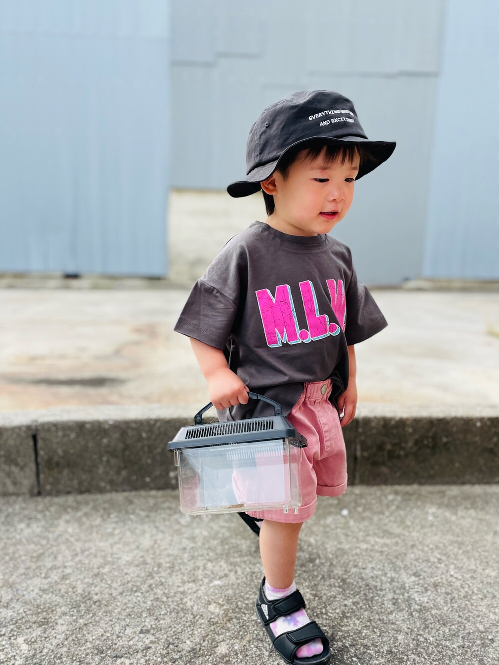 グレー系のTシャツ/カットソー、ピンク系のパンツ、ブラック系のハットを着用したキッズの春コーディネートの3枚目の写真