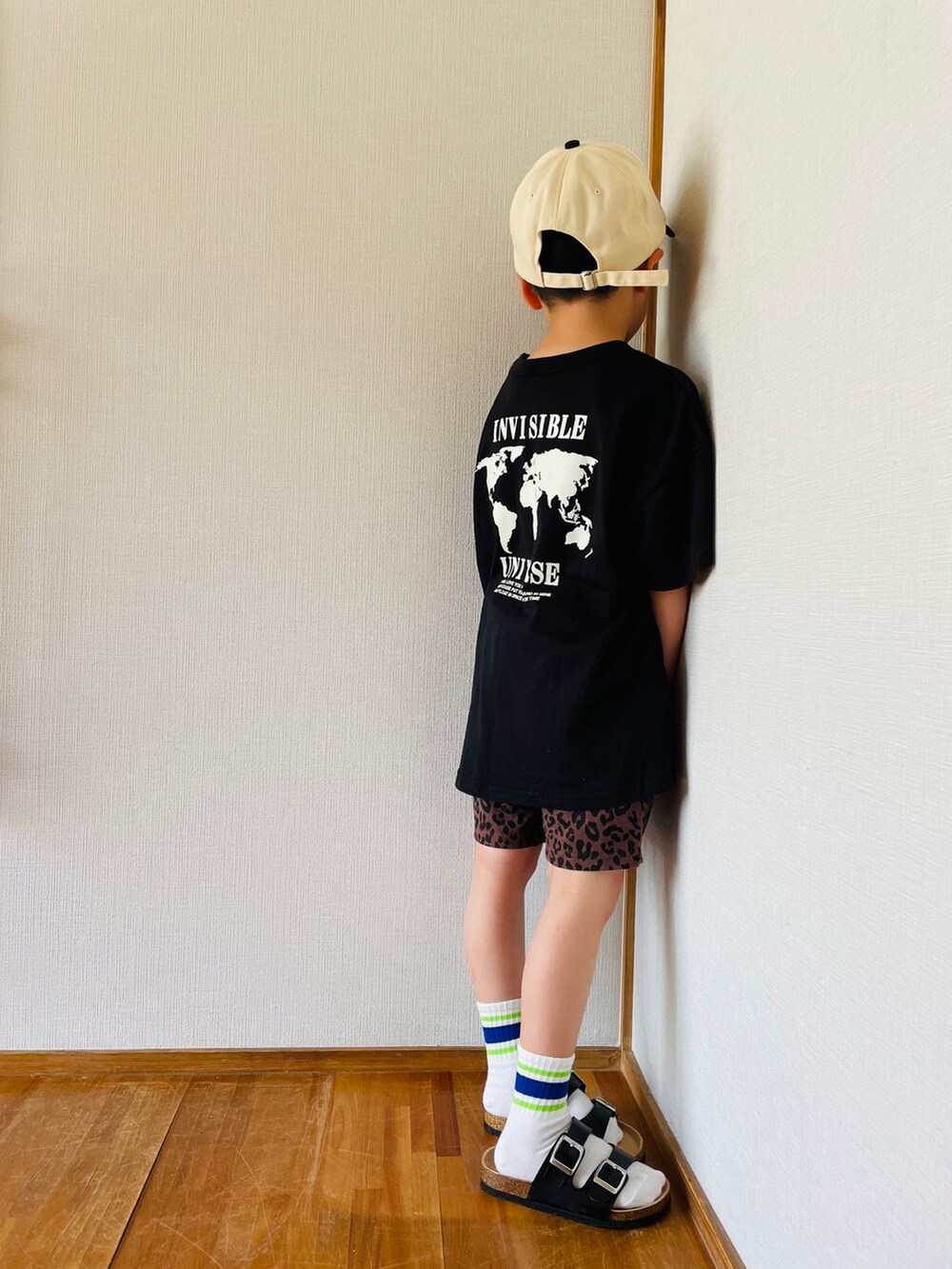 ブラック系のTシャツ/カットソー、ブラウン系のパンツ、ブラック系のサンダルを着用したキッズの夏コーディネートの2枚目の写真