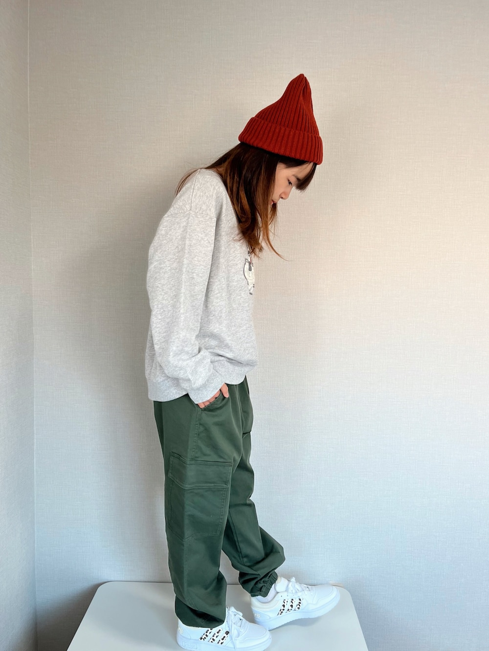 グレー系のスウェット、グリーン系のカーゴパンツ、ホワイト系のスニーカーを着用したキッズの冬コーディネートの2枚目の写真