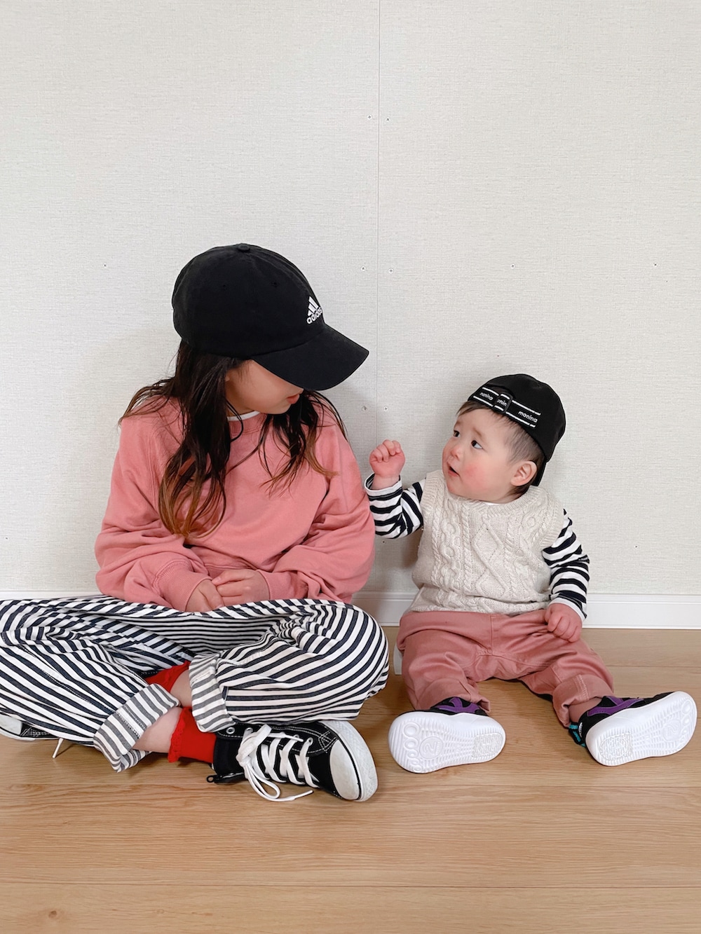 ピンク系のスウェット、ブルー系のその他パンツ、ブラック系のスニーカーを着用したキッズの春コーディネートの3枚目の写真