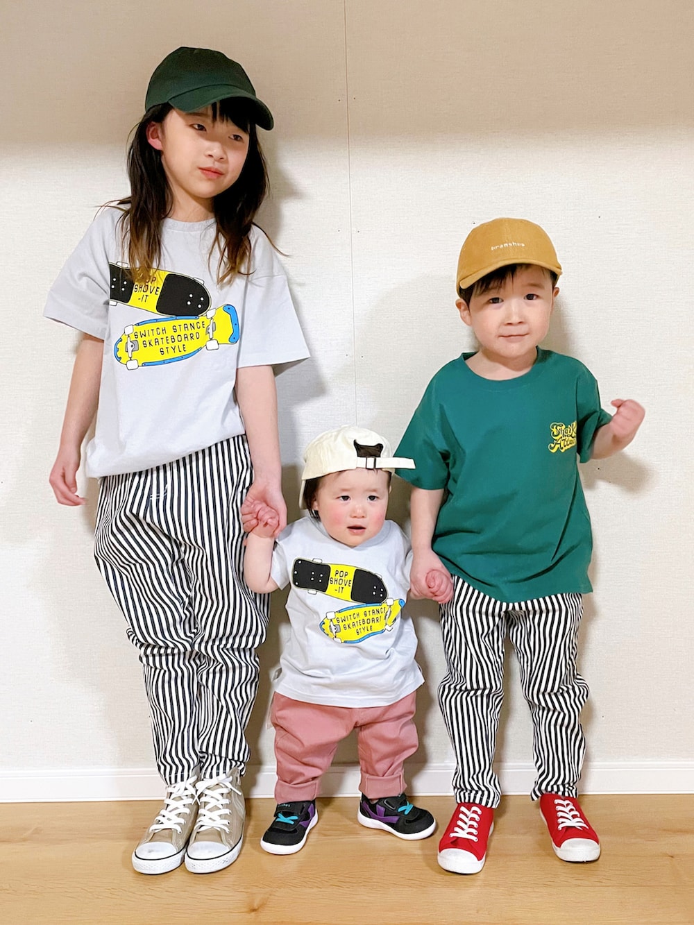グレー系のTシャツ/カットソー、ブルー系のその他パンツ、ベージュ系のスニーカーを着用したキッズの冬コーディネートの3枚目の写真
