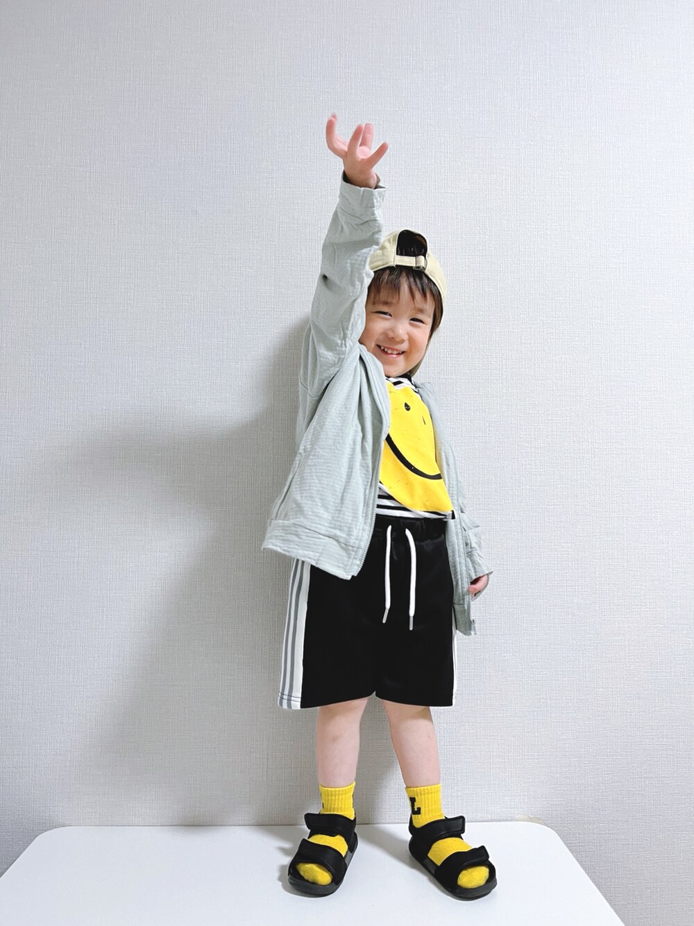 ブラック系のTシャツ/カットソー、ブラック系のパンツを着用したキッズの冬コーディネートの3枚目の写真