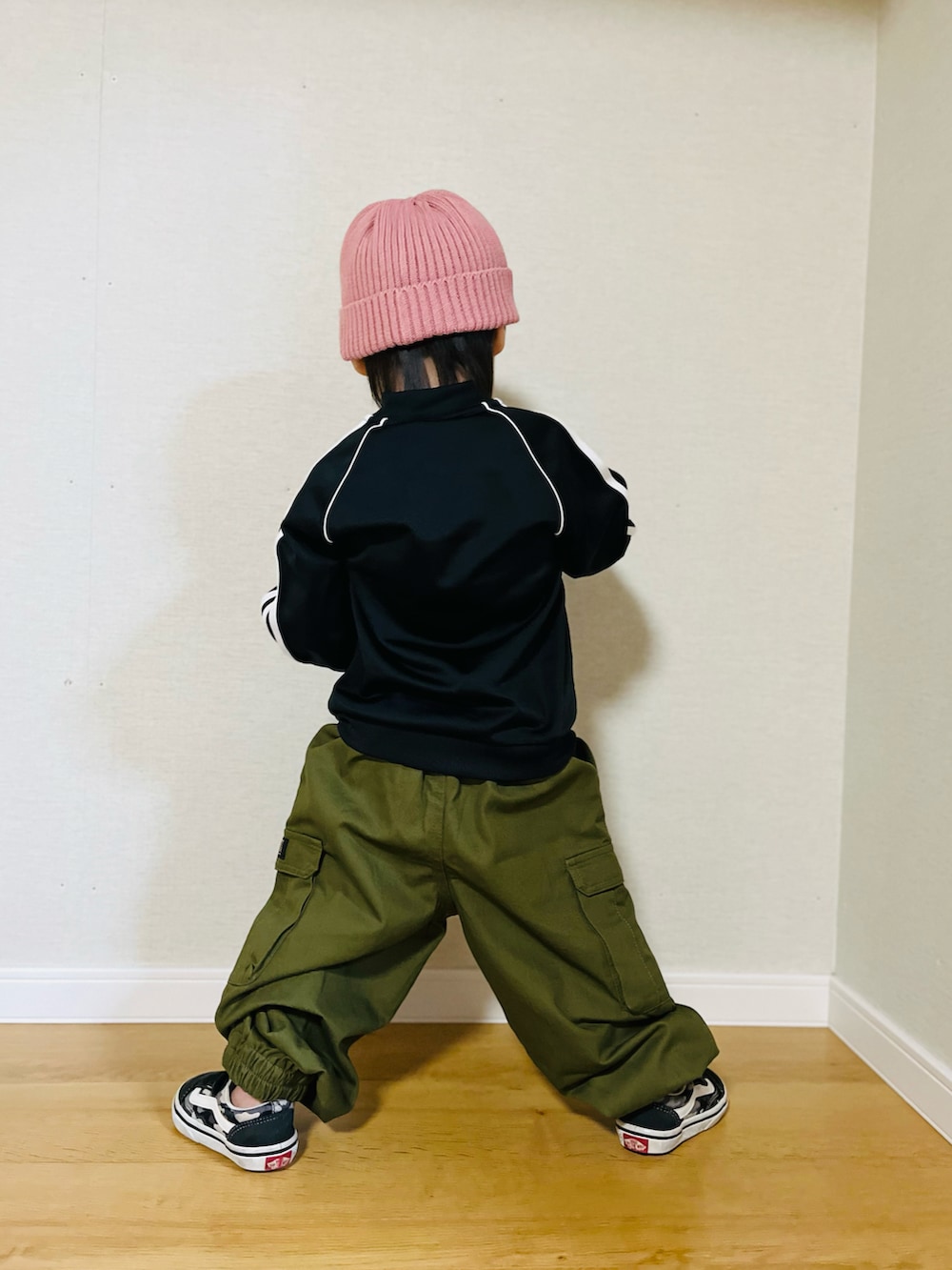 「カーゴパンツ、ジャージ、adidas、アディダスジャージ、ニット帽、ピンク、スニーカー、プチプラ、ストリート、秋コーデ」｜「petit mainのコットンビーニー（ニットキャップ/ビーニー、ピンク系）」を使った、naaaさん（キッズ・146cm）の秋コーディネートの2枚目の写真