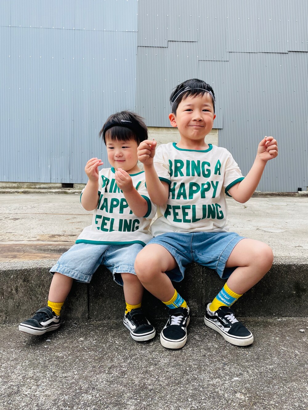 「カジュアルコーデ、プチプラ、ショートパンツ、デニム、スニーカー、ビタミンカラー、ロゴT、Tシャツ、バースデイ、adidas、VANS、リンクコーデ、兄弟、お出かけコーデ日記」｜「Birthdayのアイテム（Tシャツ/カットソー、ホワイト系）」を使った、naaaさん（キッズ・143cm）の春コーディネートの3枚目の写真