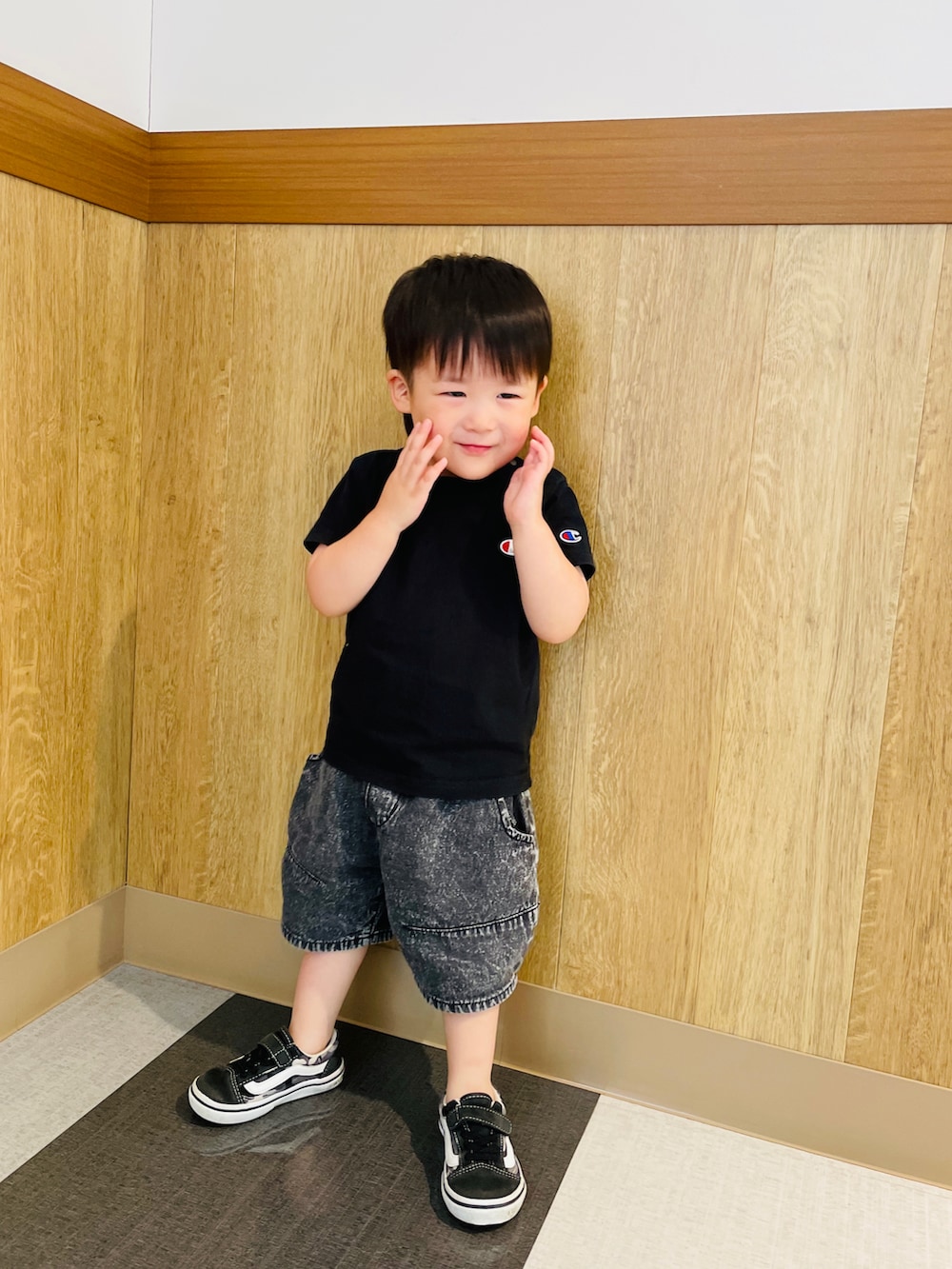 ブラック系のTシャツ/カットソー、ブラック系のパンツを着用したキッズの夏コーディネートの2枚目の写真