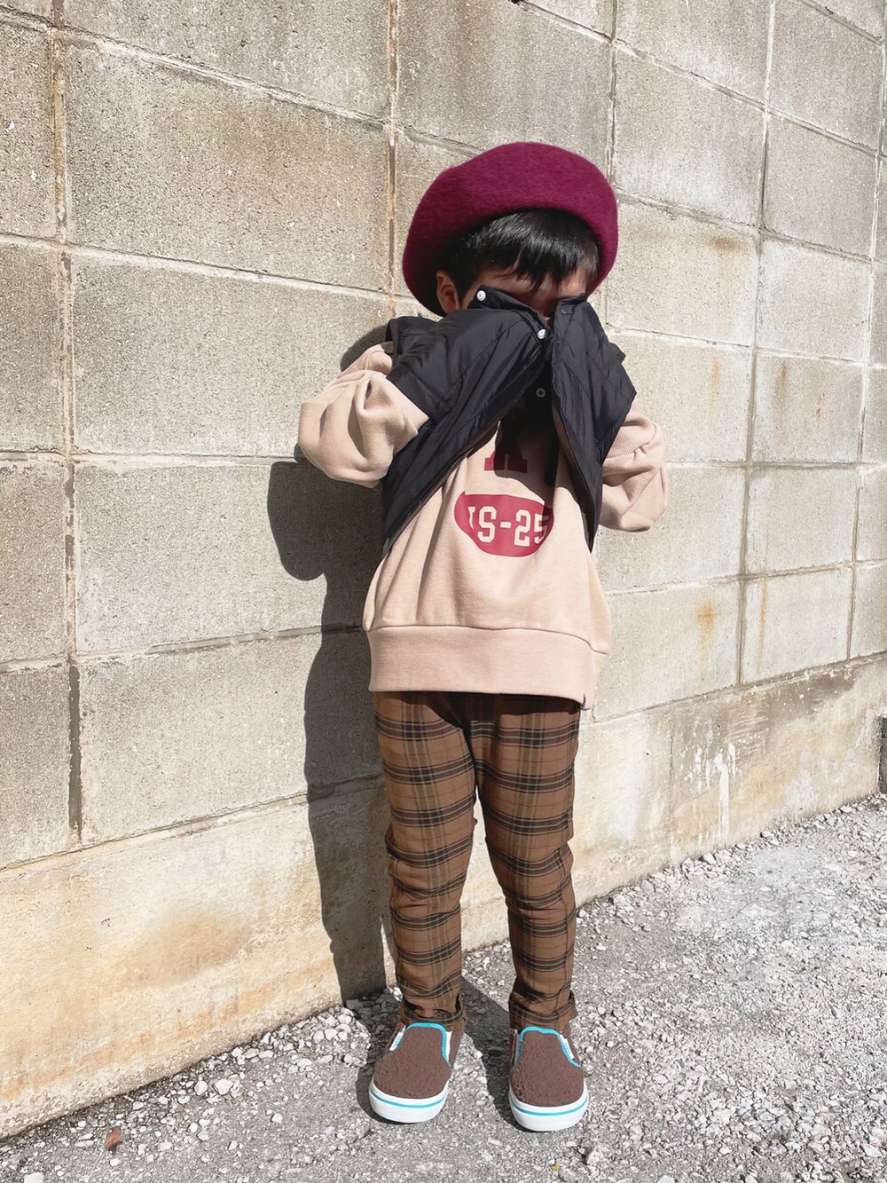 「チェック、スウェット、ビッグシルエット、スキニーパンツ、ベレー帽、ベスト、冬コーデ、休日スタイル、ロゴスウェット、プチプラ、年少、チェック柄に恋してる」｜「BREEZEの/ベレー帽（ハンチング/ベレー帽、レッド系）」を使った、naaaさん（キッズ・130cm）の秋コーディネートの3枚目の写真