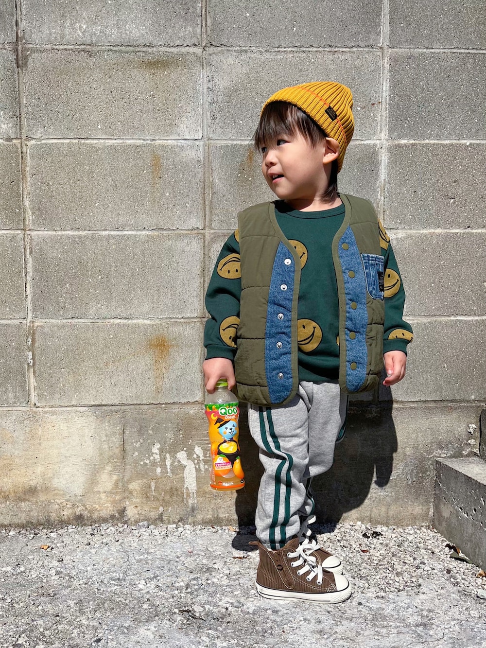 グレー系のその他パンツ、グリーン系のスウェット、グリーン系のベストを着用したキッズの秋コーディネートの2枚目の写真