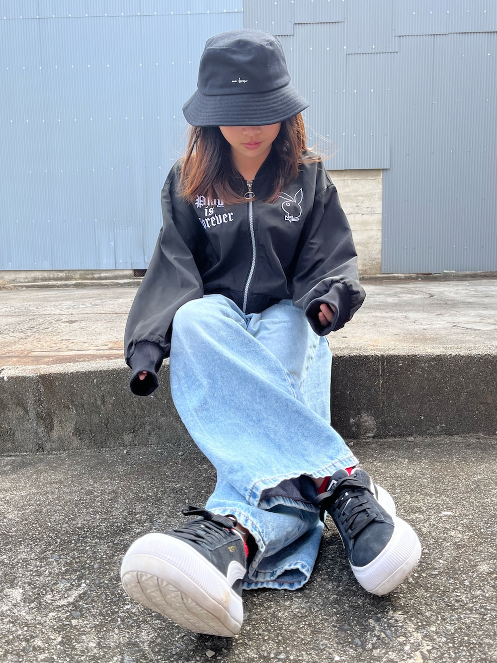 「デニム、ワイドパンツ、ストリート、バケットハット、スニーカー、ジャケット、レイヤードスタイル」｜「Honeysのロゴ入りバケットハット（ハット、ブラック系）」を使った、naaaさん（キッズ・146cm）の秋コーディネートの4枚目の写真