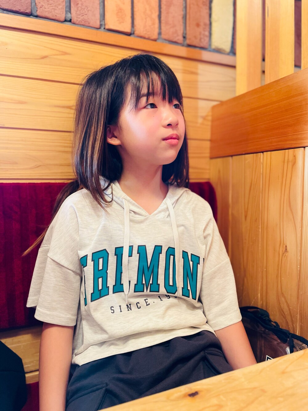 「プチプラ、パーカー、初夏コーデ、スニーカー、Lovetoxic、PUMA、ロゴT、セットアップ、カジュアルコーデ、春夏コーデ、スカート、淡色コーデ」｜「PUMAのPUMA プーマ スウェード マユ スニーカー ユニセックス（スニーカー、ブラック系）」を使った、naaaさん（キッズ・143cm）の春コーディネートの3枚目の写真