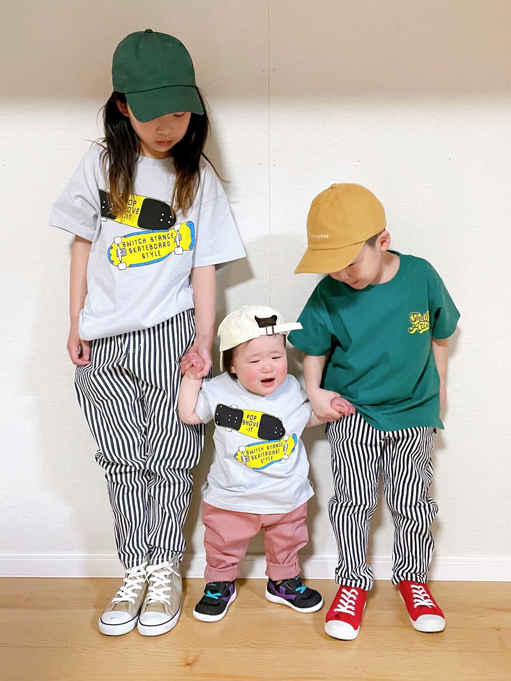 グレー系のTシャツ/カットソー、ブルー系のその他パンツ、ベージュ系のスニーカーを着用したキッズの冬コーディネートの4枚目の写真