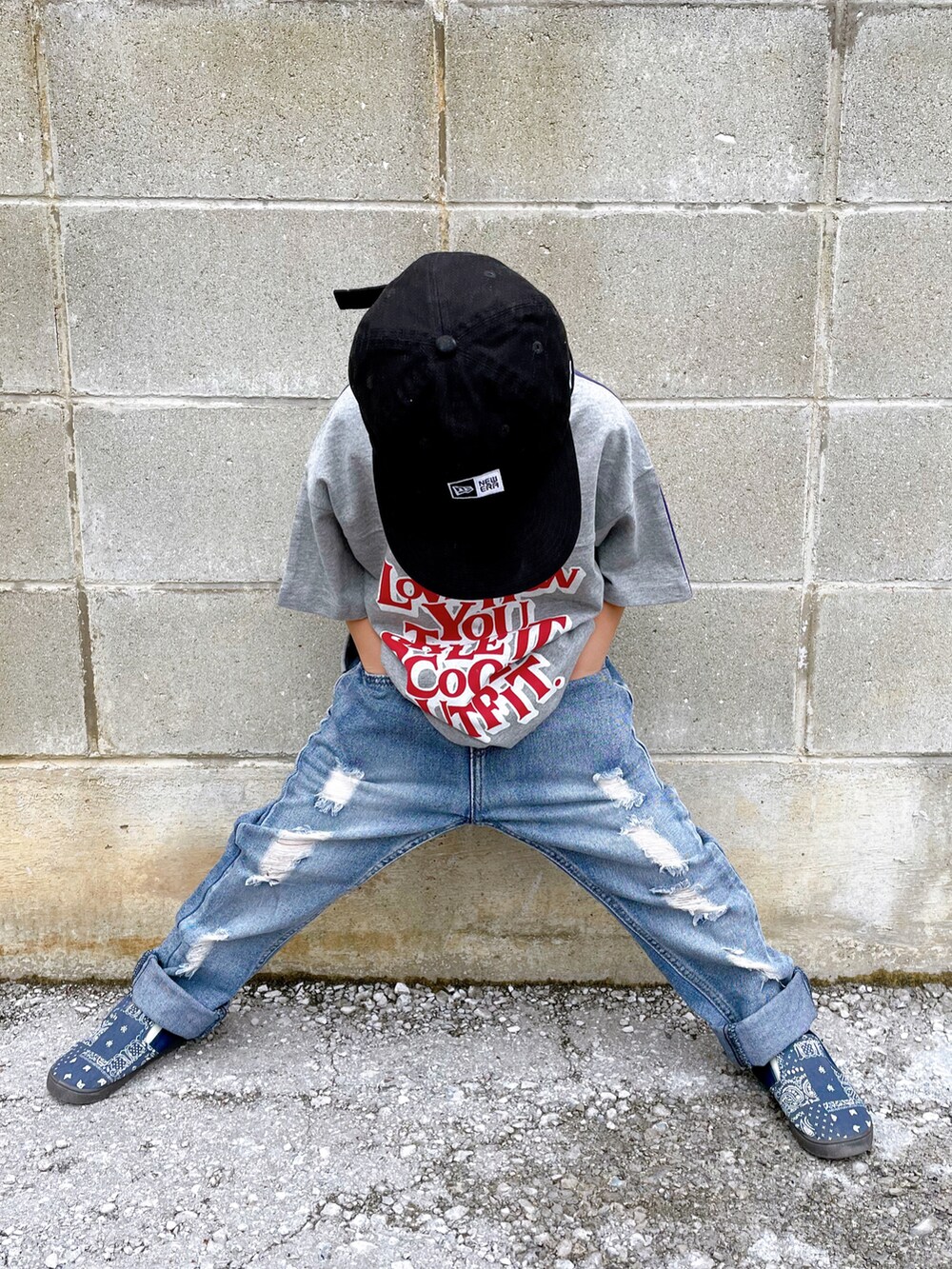 グレー系のTシャツ/カットソー、ブルー系のデニムパンツ、ブルー系のスリッポンを着用したキッズの夏コーディネートの3枚目の写真