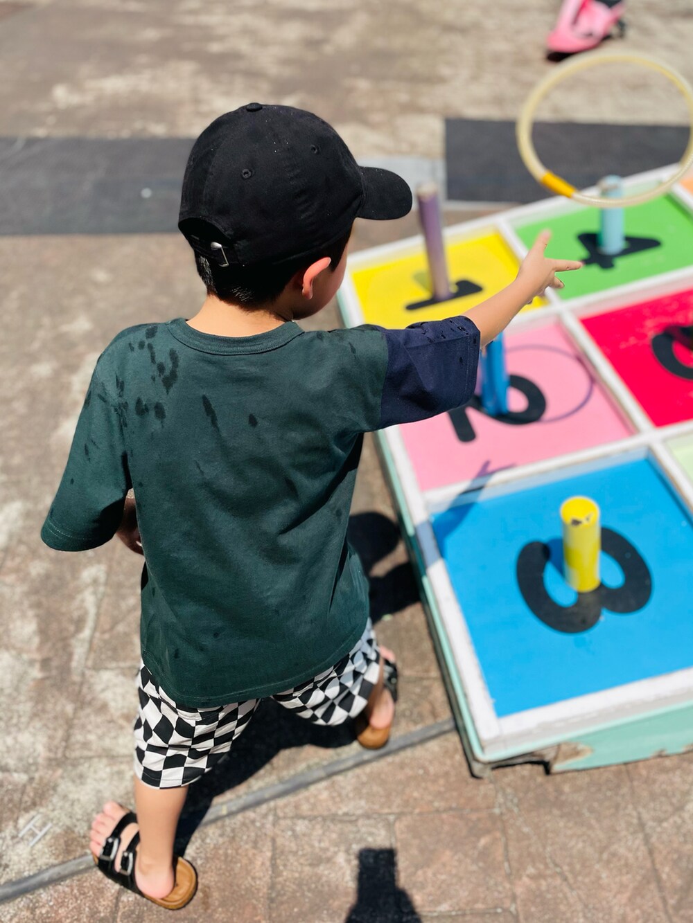 グリーン系のTシャツ/カットソー、ブラック系のサンダル、ブラック系のその他パンツを着用したキッズの夏コーディネートの5枚目の写真