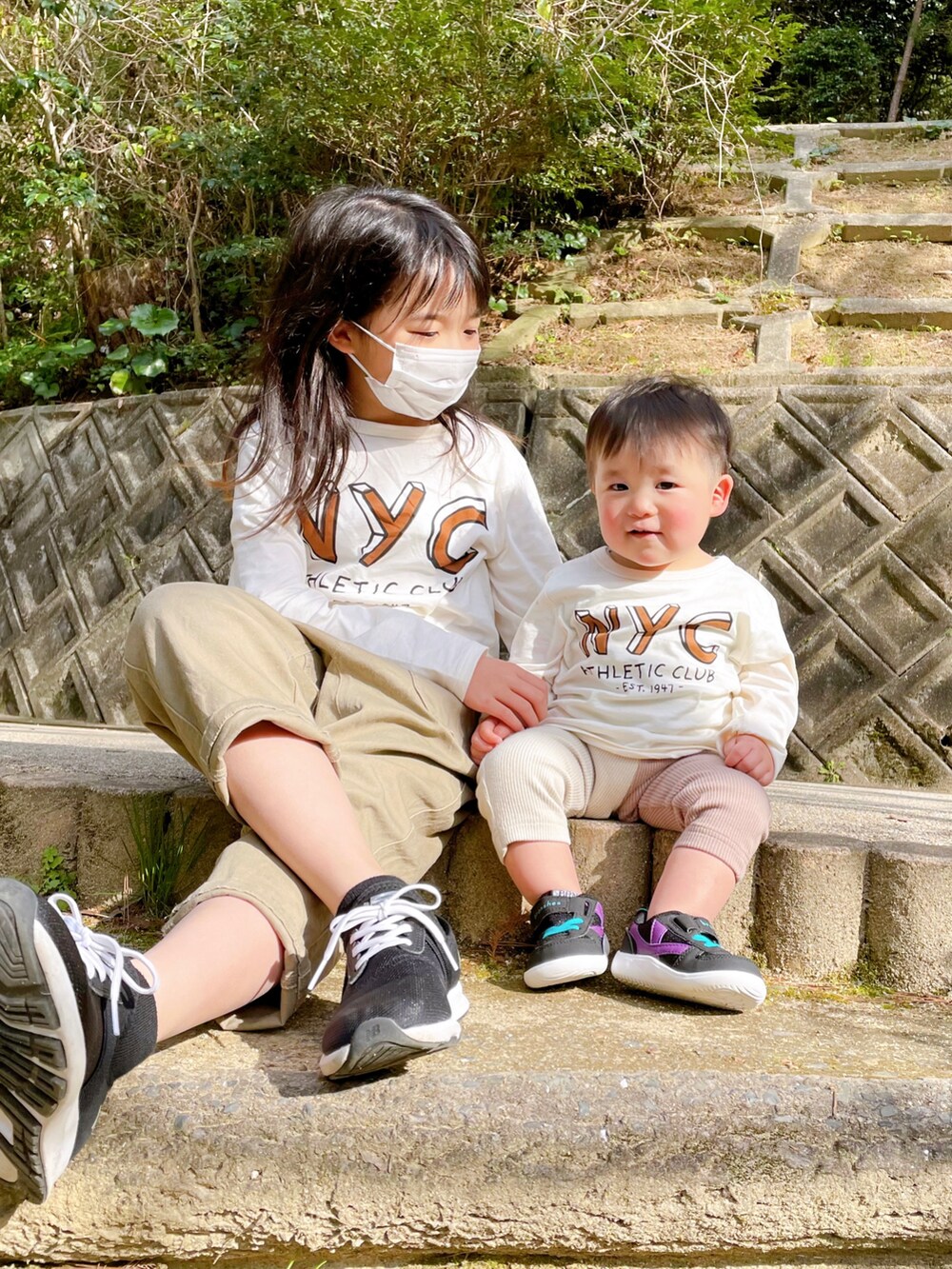 ホワイト系のTシャツ/カットソー、ベージュ系のその他パンツ、ベージュ系のその他パンツを着用したキッズの春コーディネートの2枚目の写真