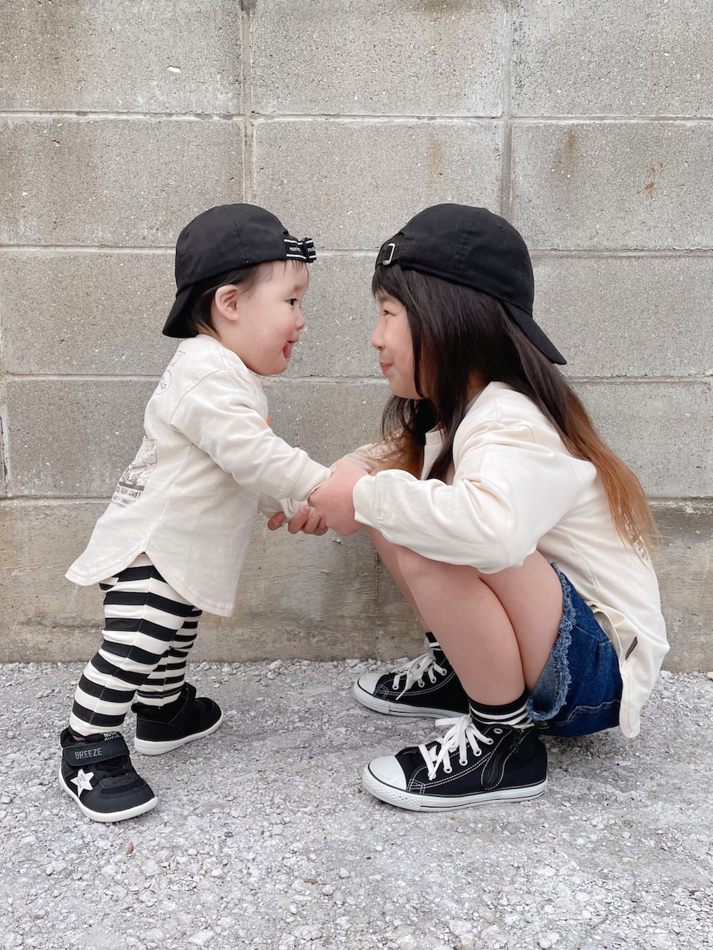 ホワイト系のTシャツ/カットソー、ブルー系のその他パンツ、ブラック系のスニーカーを着用したキッズの冬コーディネートの2枚目の写真