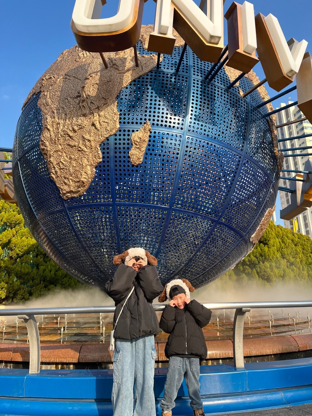 「あけましておめでとうございます！、今年もよろしくお願いします、ストリート、USJ、ユニバーサルスタジオジャパン、大阪、福袋、ラブトキシック、GU、カーゴパンツ、冬コーデ、スニーカー、休日スタイル」｜「LOVETOXICのアイテム（Tシャツ/カットソー、ブラック系）」を使った、naaaさん（キッズ・146cm）の冬コーディネートの5枚目の写真