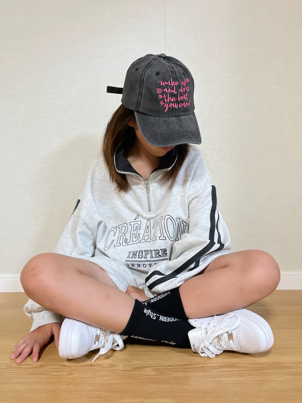「ハーフジップ、セットアップ、ラブトキシック、休日スタイル、秋服まるっと大公開、秋コーデ、プチプラ、淡色コーデ、キャップ、スニーカー、スウェット、ロゴスウェット、カジュアルコーデ」｜「LOVETOXICの【ＬＴＸＣ】速乾ハーフジップＳＥＴＵＰ（ワンピース、ホワイト系）」を使った、naaaさん（キッズ・146cm）の秋コーディネートの3枚目の写真