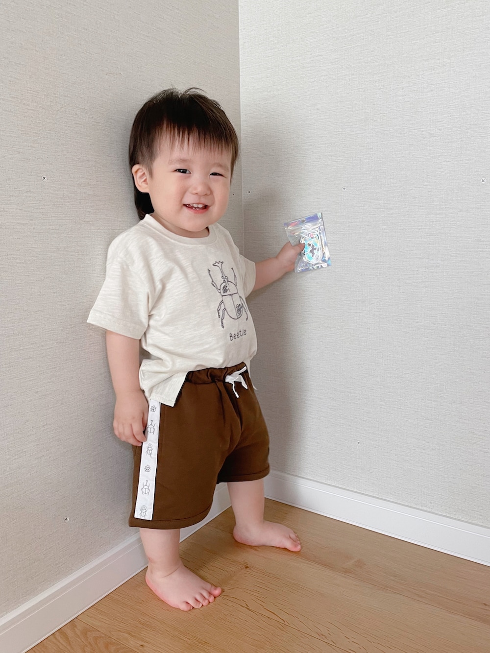 ホワイト系のTシャツ/カットソー、ブラウン系のその他パンツ、ブラック系のハットを着用したキッズの夏コーディネートの2枚目の写真