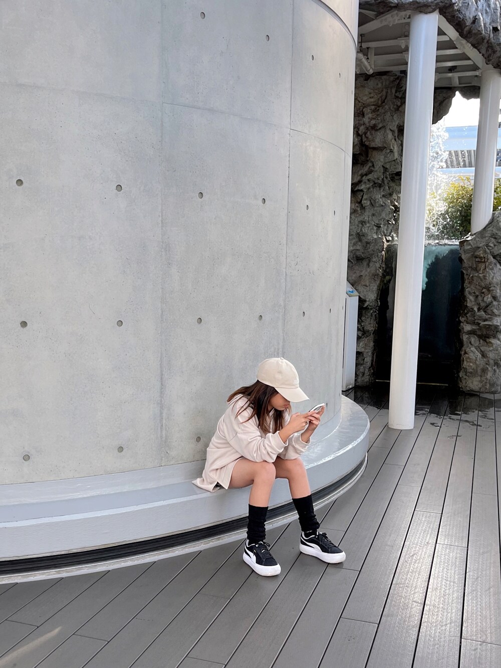 ベージュ系のスウェット、ブルー系のパンツ、ブラック系のスニーカーを着用したキッズの秋コーディネートの3枚目の写真