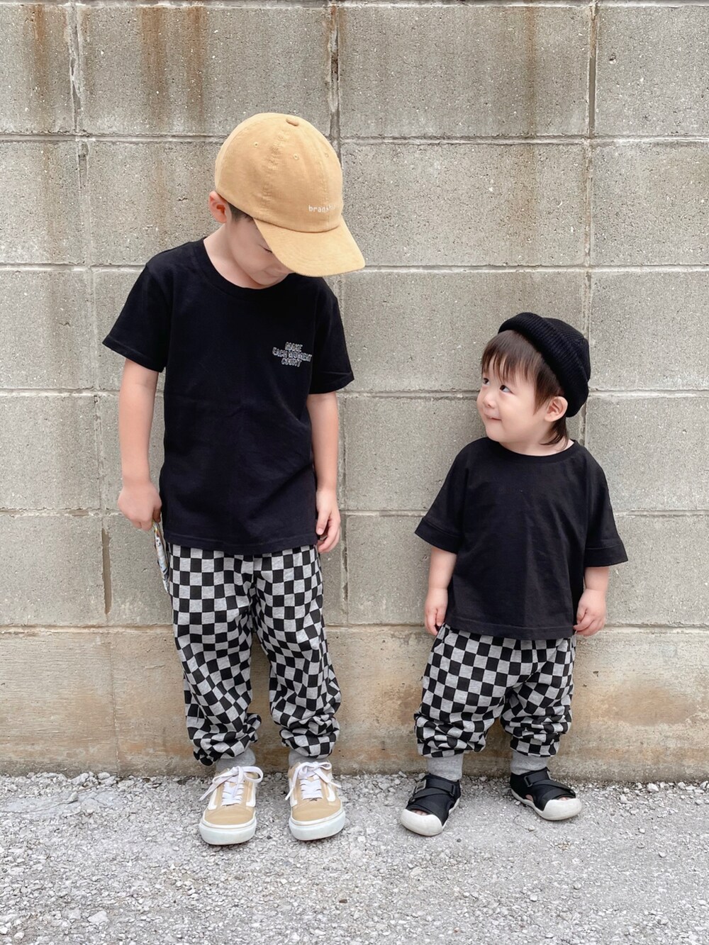 ホワイト系のアンサンブル、その他のTシャツ/カットソー、ホワイト系のアンサンブルを着用したキッズの秋コーディネートの4枚目の写真