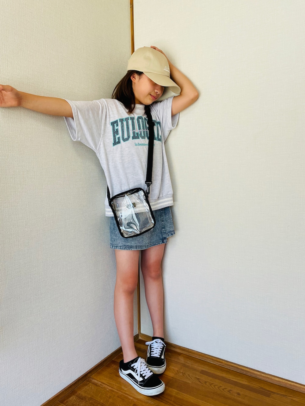 ブラック系のスニーカー、ホワイト系のトップス、ベージュ系のキャップを着用したキッズの夏コーディネートの4枚目の写真