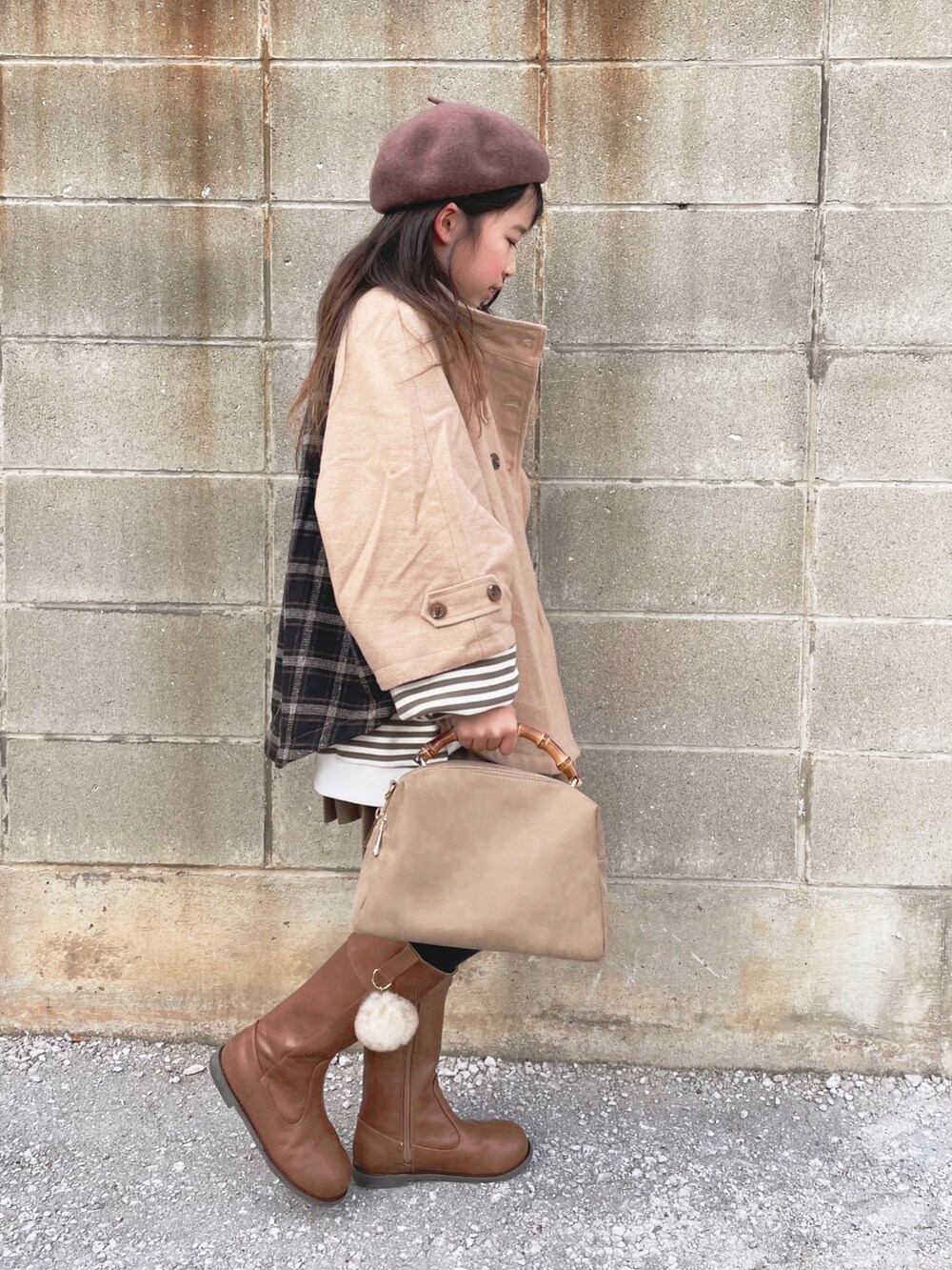 ベージュ系のその他アウター、ブラウン系のスウェット、ベージュ系のスカートを着用したキッズの冬コーディネートの2枚目の写真